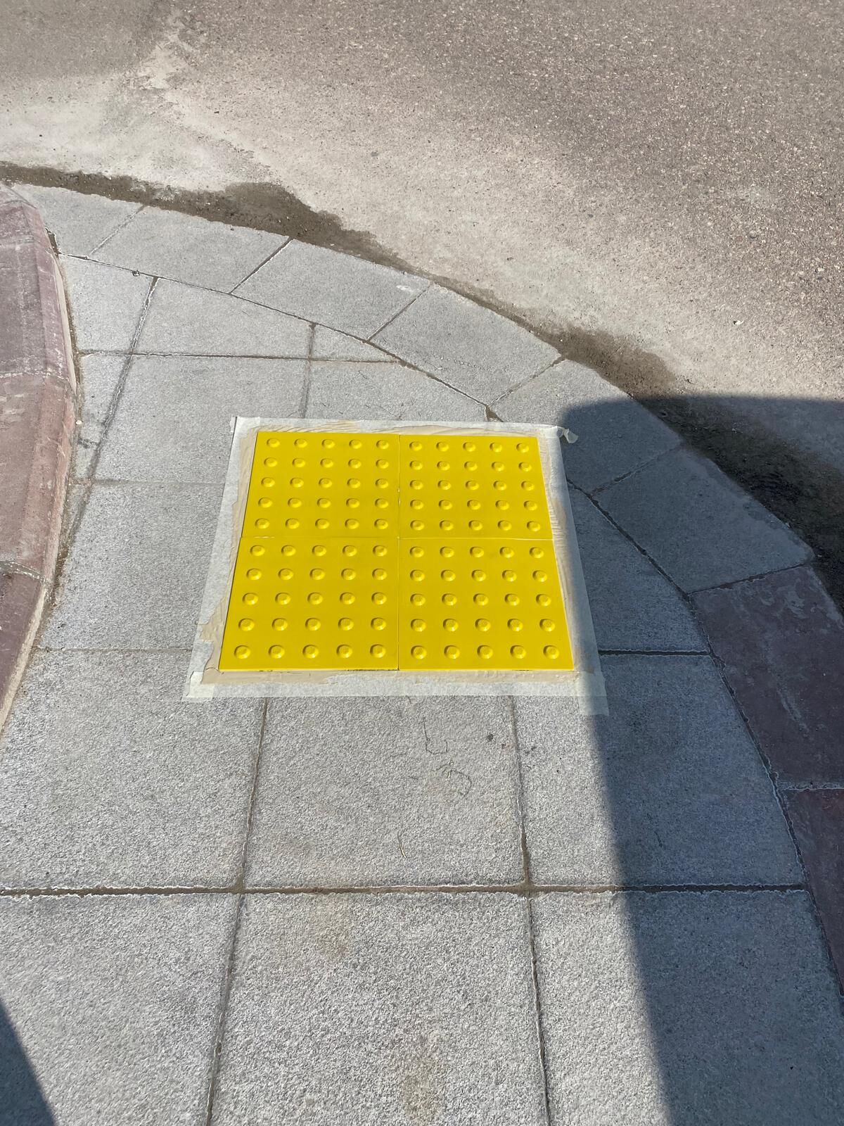 Görme Engelli Yürüme Yüzeyleri ,Yürüme işaretlemeleri Uyarıcı Tip (Sarı) 60x30 cm