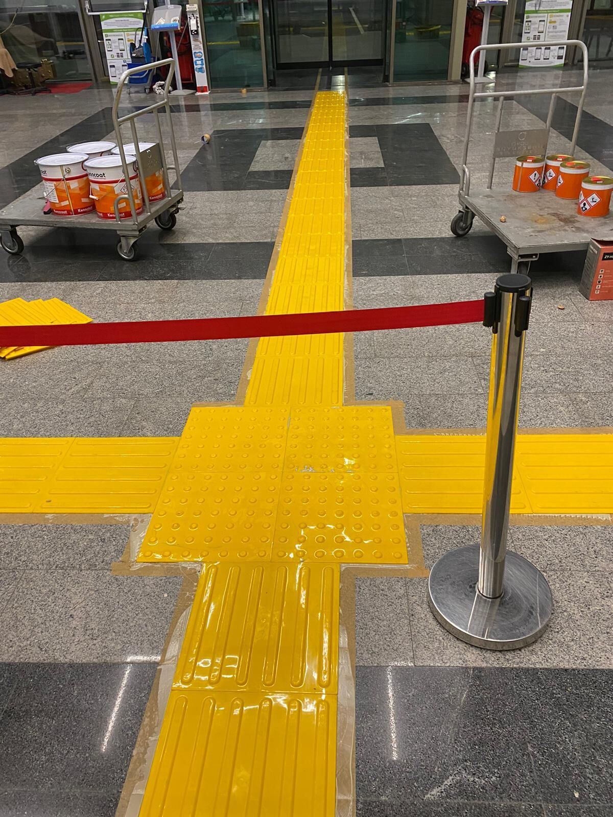 Görme Engelli Yürüme Yüzeyleri ,Yürüme işaretlemeleri Çubuk (Sarı)  40x40 cm